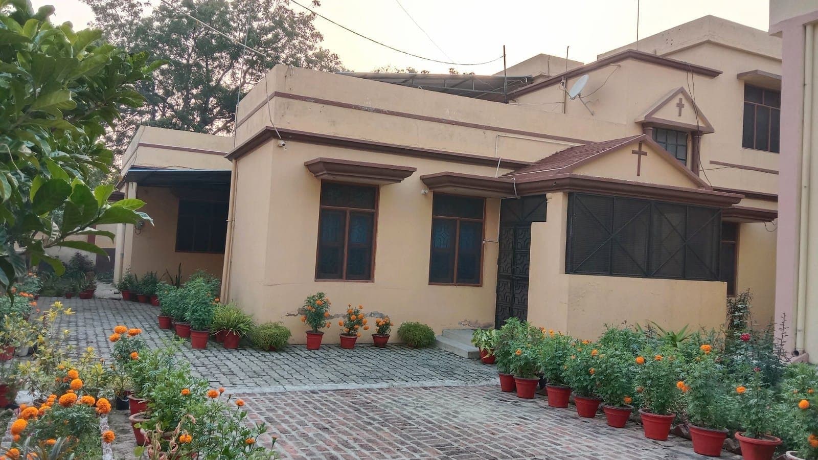 ST THOMAS CONVENT, NAWABGANJ